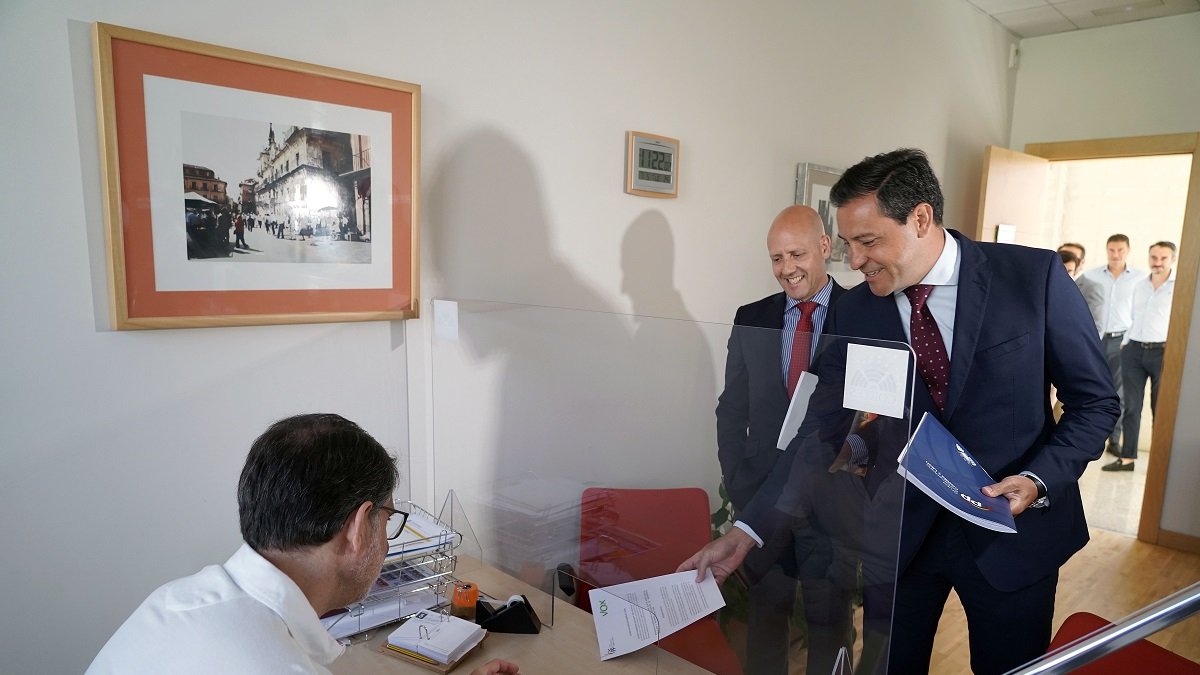 Raúl de la Hoz y Carlos Menéndez en el momento de registrar la PNL.- ICAL
