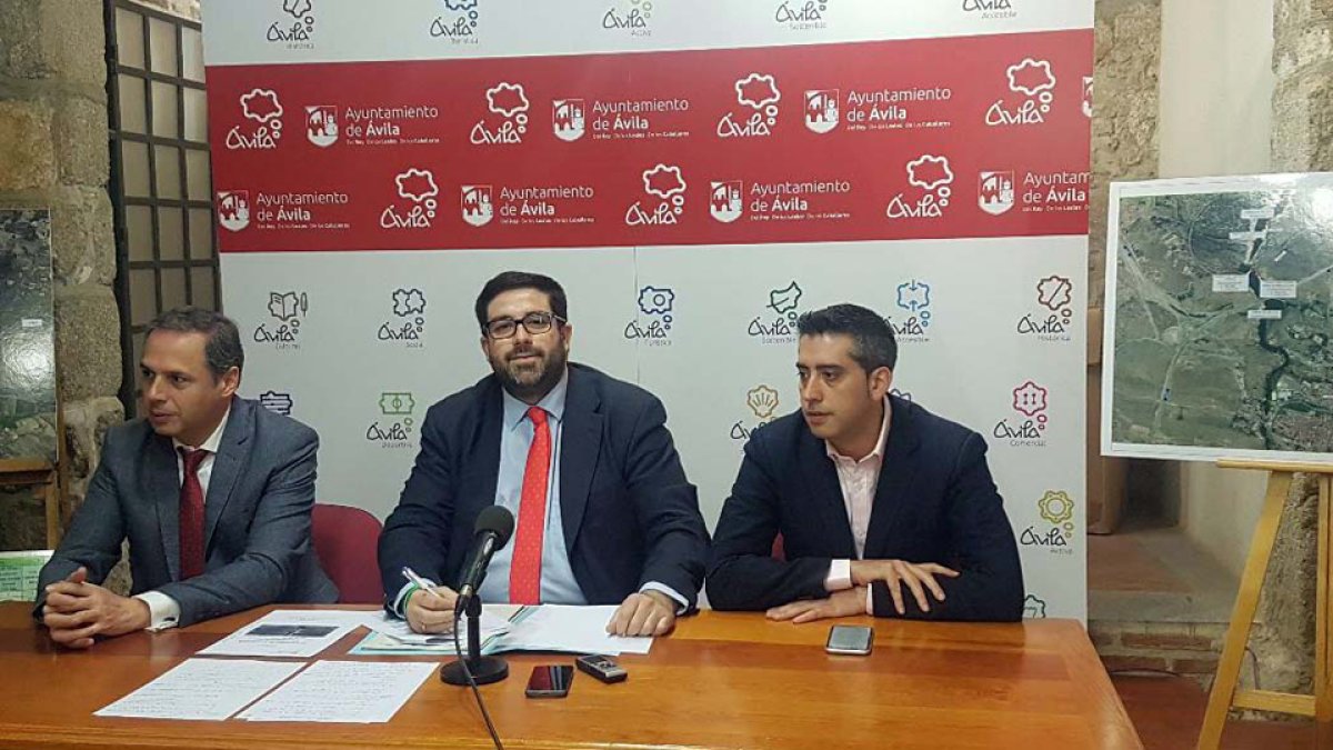 El alcalde Sánchez Cabrera, en el centro, durante la rueda de prensa. | ICAL