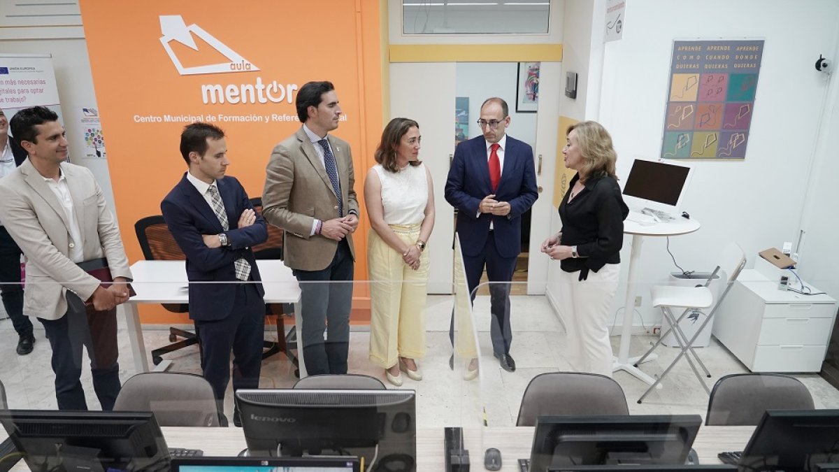 La consejera de Movilidad y Transformación Digital, María González Corral, el director territorial del Banco Santander en Castilla y León, Francisco J. Martín y el alcalde de Medina del Campo, Guzmán Gómez Alonso en la visita a uno de los centros donde se impartirán los cursos. -ICAL