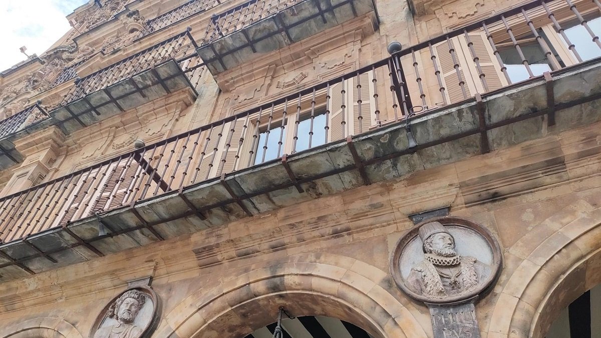 Una imagen de archivo de unos medallones de la plaza Mayor de Salamanca. EUROPA PRESS