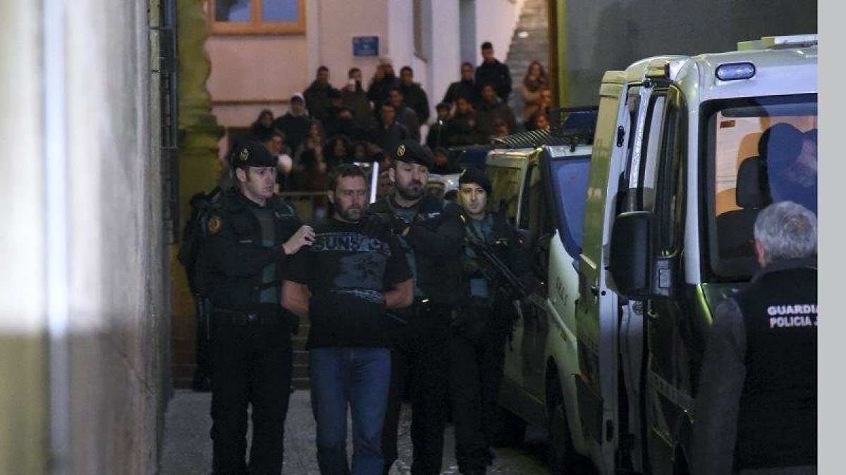 Igor el Ruso, escoltado por la Guardia Civil antes de declarar en Alcañiz, en una imagen de archivo.- E. M.