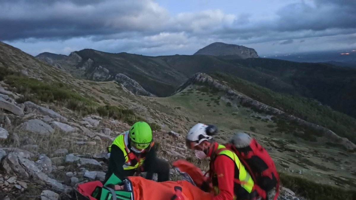 Dos montañeros rescatados tras sufrir una caída en Mirantes de Luna (León).- ICAL