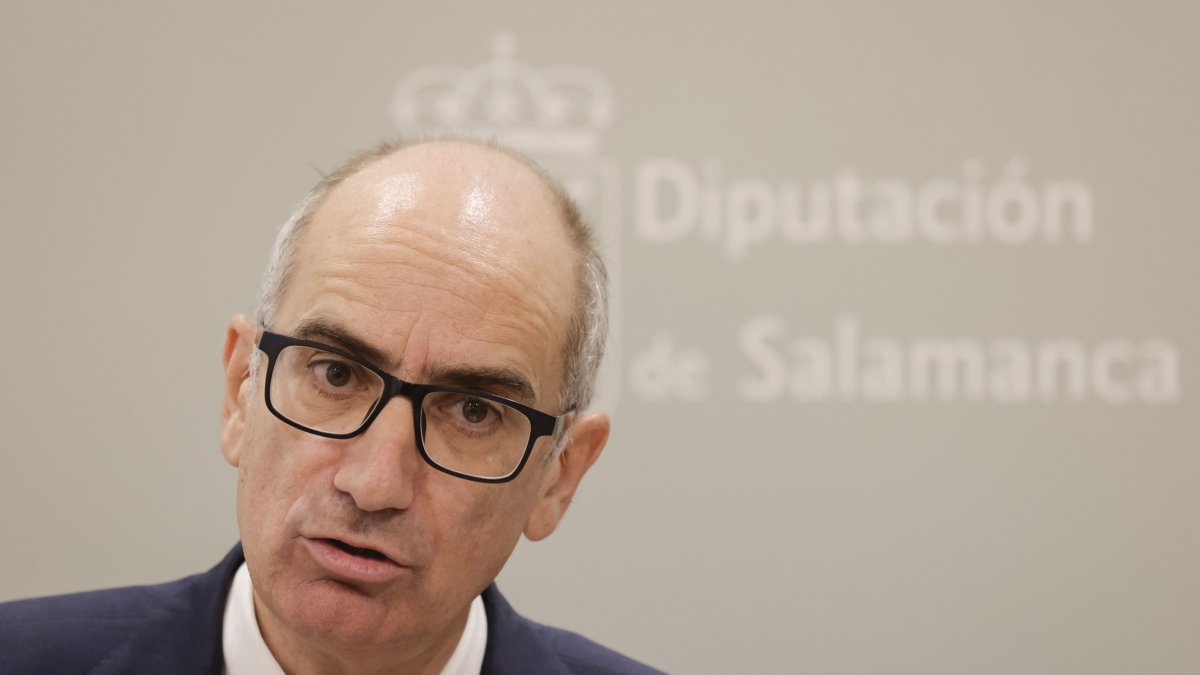 El presidente de la Diputación de Salamanca, Javier Iglesias, comparece ante los medios de comunicación por la denuncia motivada por la contratación de bomberos voluntarios. ICAL