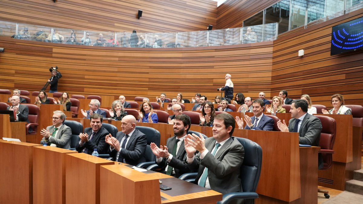 Los procuradores de PP y Vox aplauden tras la aprobación en las Cortes de sus primeros presupuestos.- ICAL