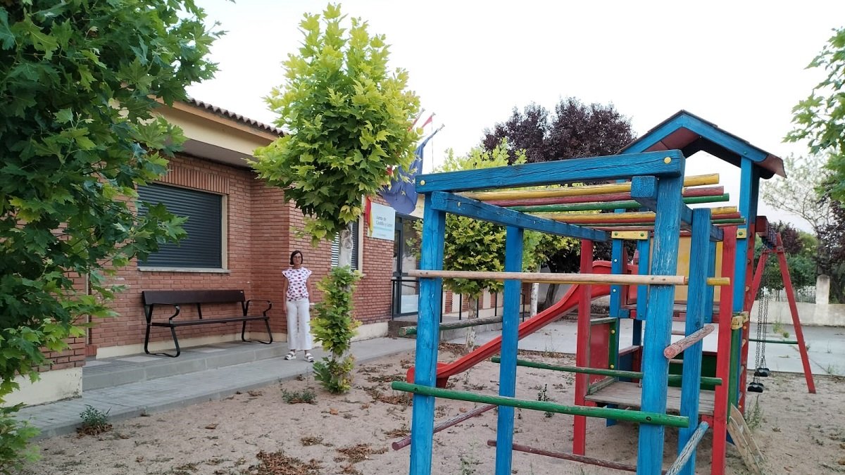 La alcaldesa de Cogeces de Íscar (Valladolid), Aránzazu Herrero, en la escuela del pueblo donde por ahora sólo está matriculada su hija. | A.C.