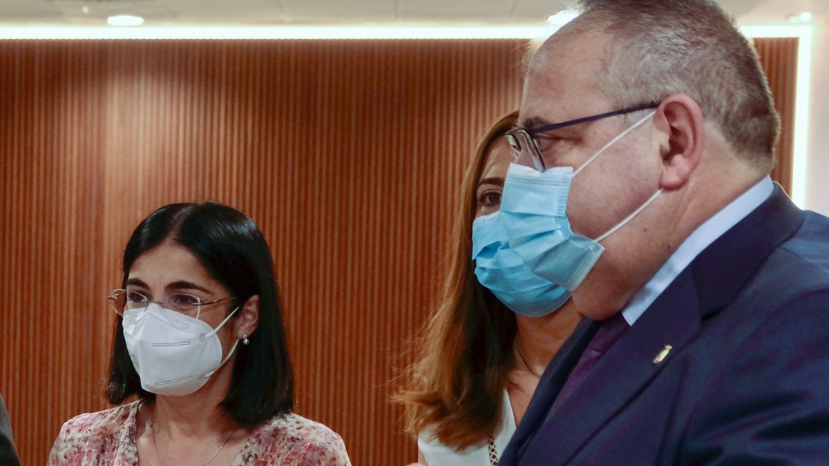 La ministra Carolina Darias y el consejero Alejandro Vázquez. ICAL