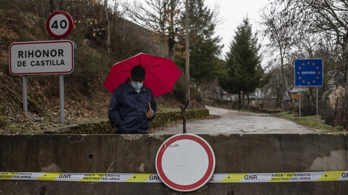 Un hombre pasea alrededor del cierre de la frontera de Rihonor/Rio de Onor en la Sierra de la Culebra (Zamora) con Portugal, en Zamora, Castilla y León (España). - Europa Press