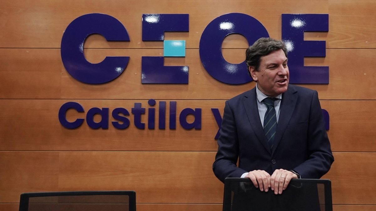 El consejero de Economía y Hacienda y portavoz de la Junta, Carlos Fernández Carriedo, participa en la apertura de la jornada ‘Cómo descarbonizar la economía ganando competitividad'. -ICAL