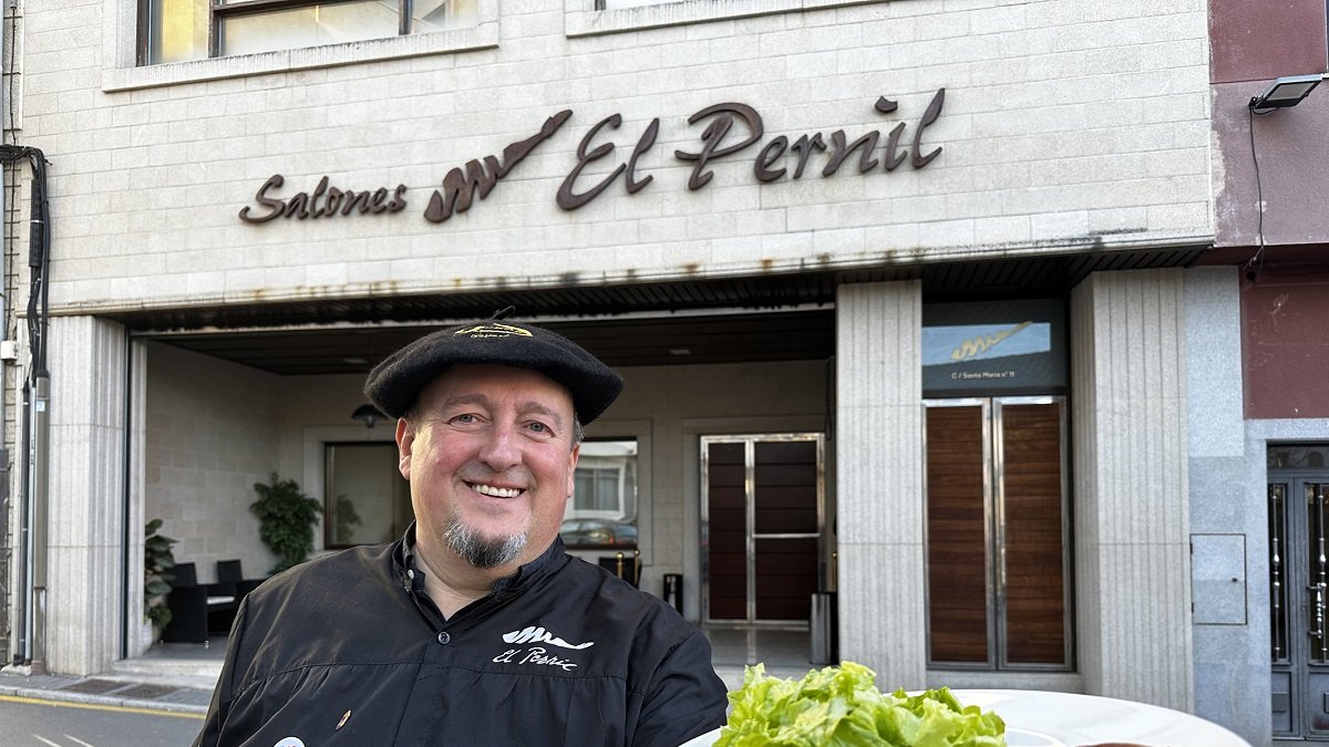 José Antonio Ramos, ‘Gotas’, a la puerta de El Pernil, en Guijuelo. - E.M.