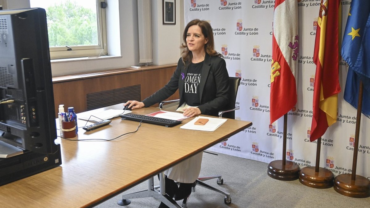 Reunión telemática de la consejera de Empleo, Carlota Amigo con los alcaldes de los dieciséis ayuntamientos de más de 20.000 habitantes de Castilla y León.- E.M.