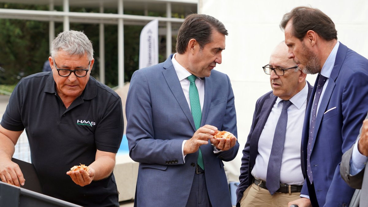 El consejero de Medio Ambiente, Vivienda y Ordenación del Territorio, Juan Carlos Suárez-Quiñones, y el alcalde de Valladolid, Óscar Puente, participan en el acto de inauguración oficial de la Feria Expobiomasa 2023. ICAL