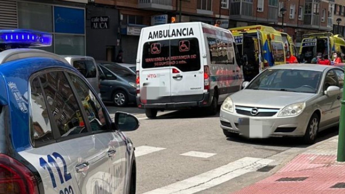 Imagen de la intervención sanitaria por el escape de gas. POLICÍA LOCAL DE BURGOS