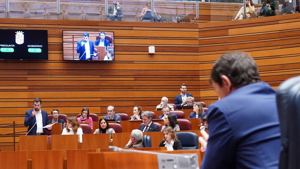 El presidente de la Junta de Castilla y León, Alfonso Fernández Mañueco, durante el pleno.- ICAL