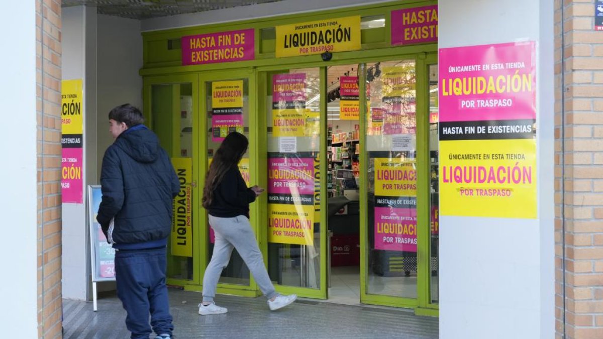 Supermercado de La Plaza de DIA en liquidación ante la llegada de Alcampo.-J. M. LOSTAU