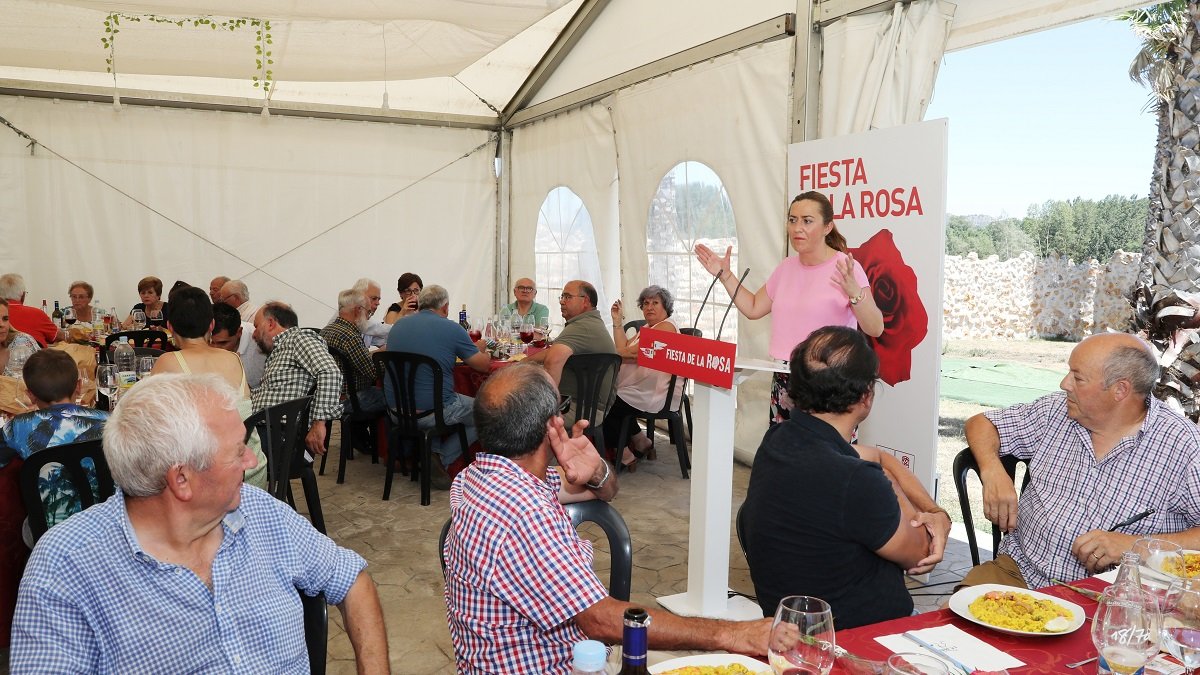 La vicesecretaria general del PSOECyL, Virginia Barcones se dirige a las asistentes a la celebraci?n de la Fiesta de la Rosa del PSOE de Due?as