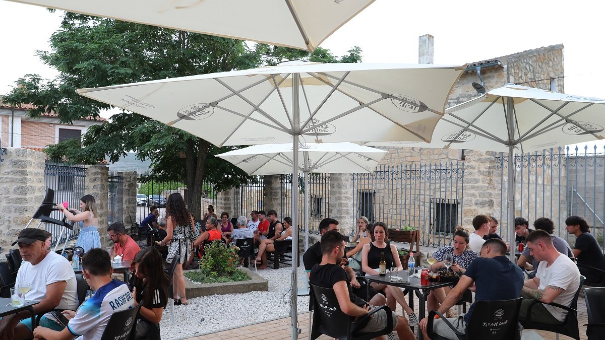 Terraza de un bar en el medio rural de Castilla y León.- ICAL