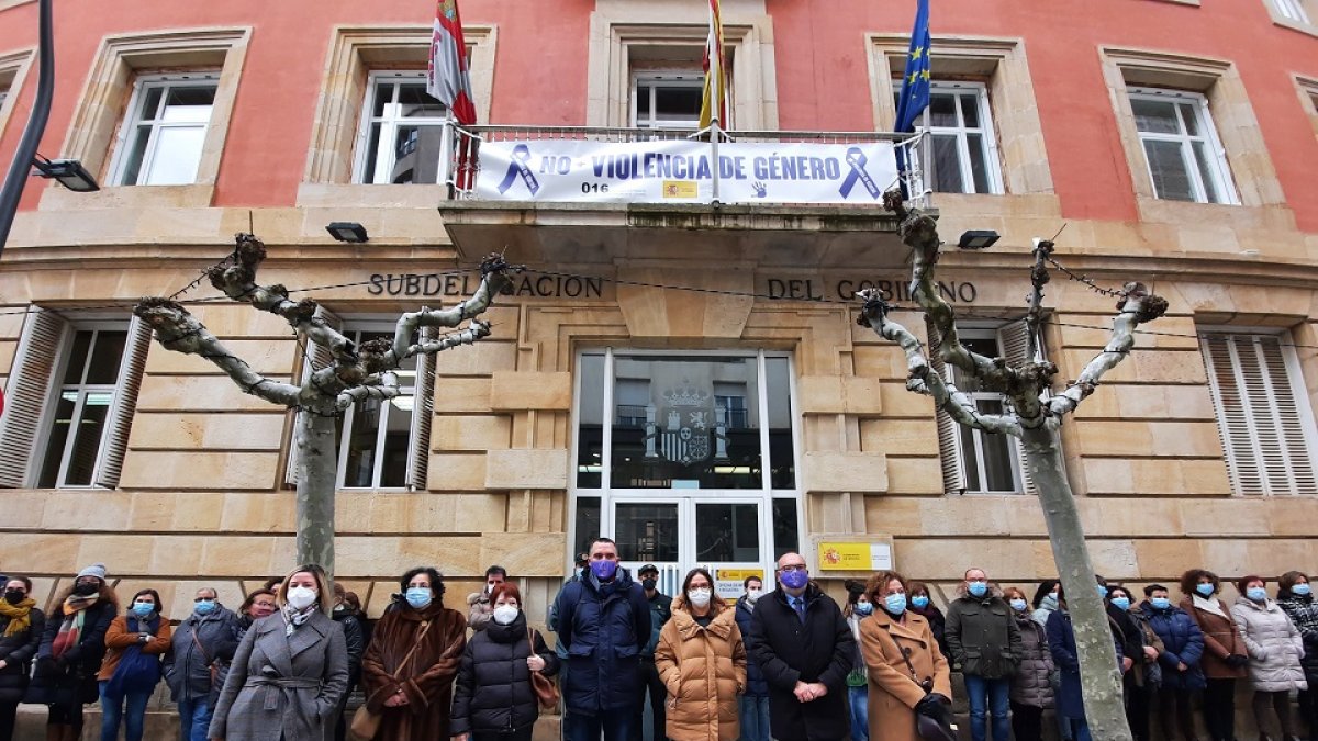 Minuto de silencio en la subdelegación de Gobierno contra la violencia machista. | ICAL