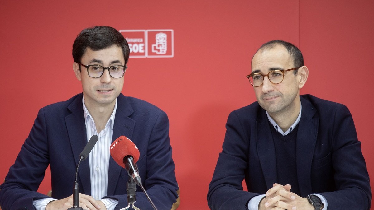 El secretario general del PSOE de Salamanca, David Serrada, acompañado por el candidatos en primarias al Ayuntamiento de Salamanca, José Luis Mateos. - ICAL