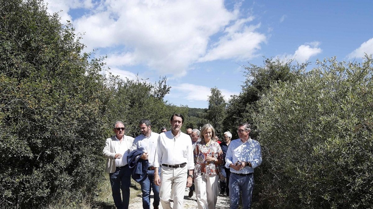 Suárez-Quiñones visita la senda del Roblón de Estalaya en la montaña palentina. E.M.