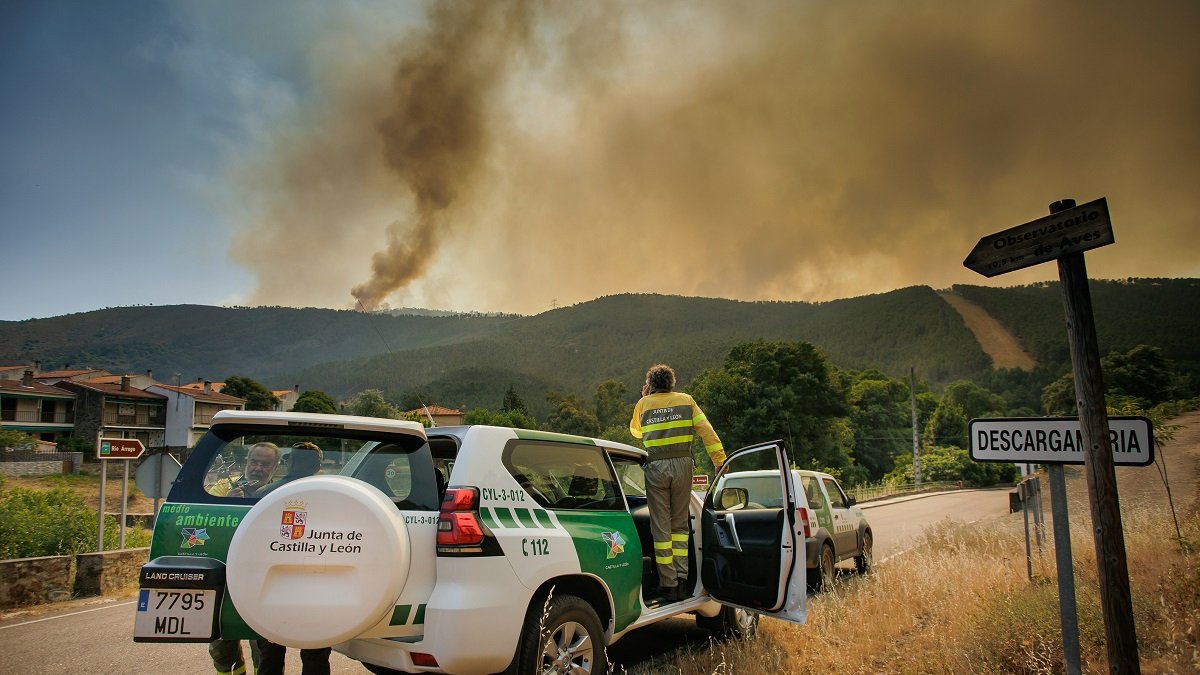 Medios aéreos y de tierra de Castilla y León colaboran en la extinción del incendio forestal declarado en Las Hurdes y la Sierra de Gata (Cáceres), muy cerca de la provincia de Salamanca. -ICAL