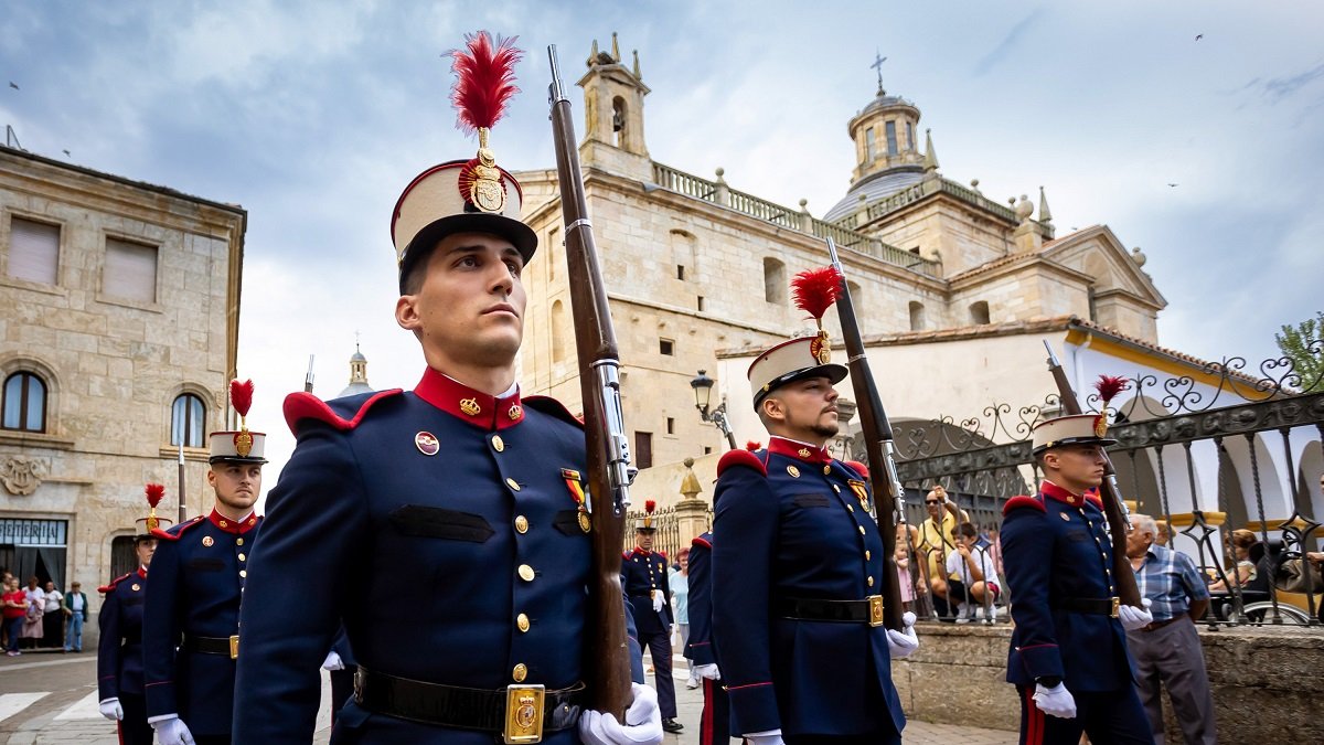 Pasacalles de la Sección de Movimientos Floreados y la Unidad de Música de la Guardia Real en Ciudad Rodrigo (Salamanca). -ICAL