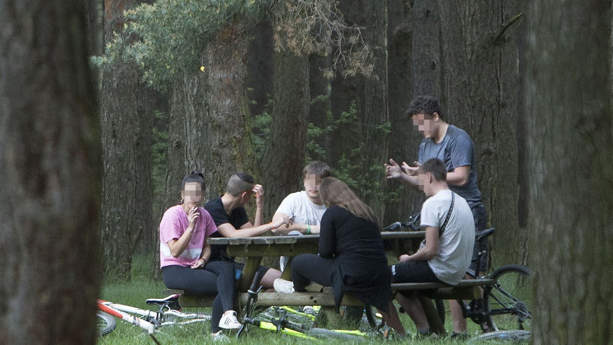 Varios jóvenes en una mesa del parque de Fuentes Blancas. R. OCHOA