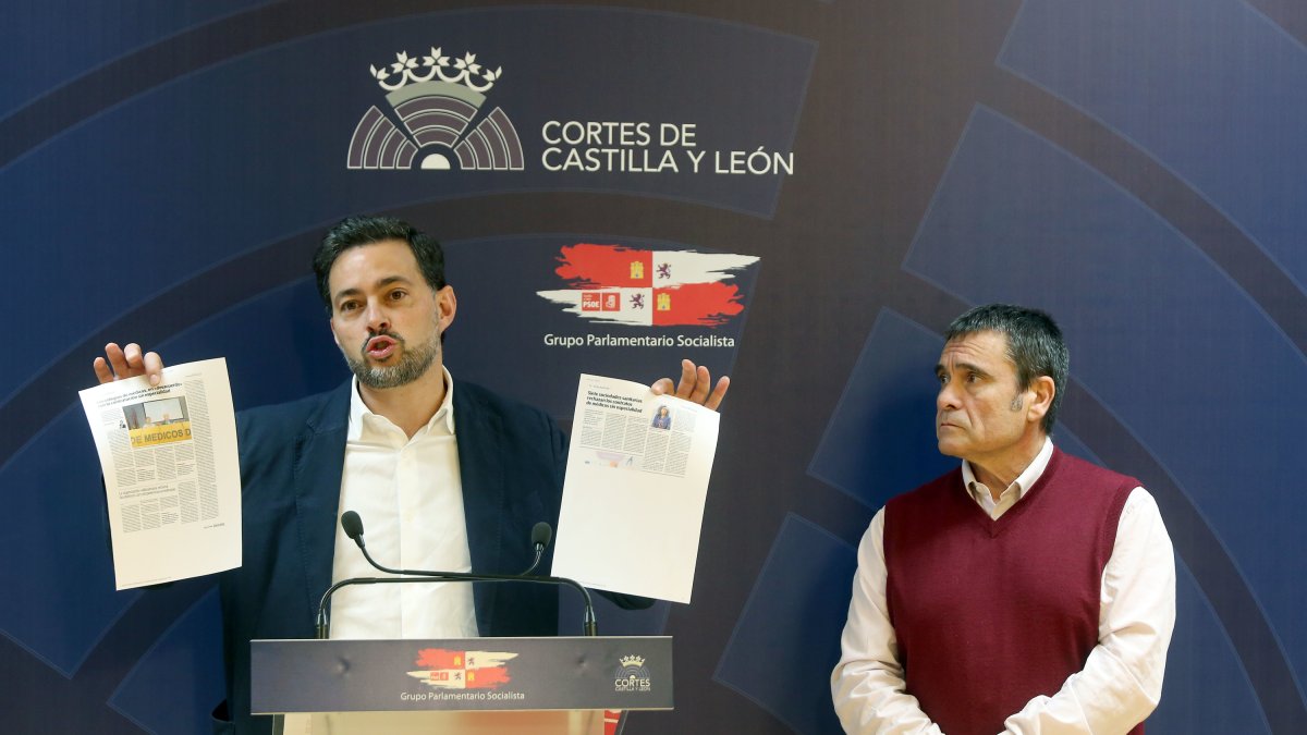El portavoz de Sanidad del Grupo Socialista en las Cortes, Jesús Puente, y el procurador por León y secretario primero de la Mesa, Diego Moreno, analizan la contratación por parte de la Consejería de Sanidad de profesionales médicos sin especialidad.- ICAL