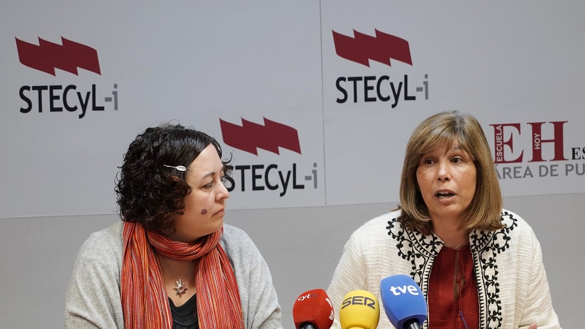 La portavoz de la Federación STECyL-i, Christina Fulconis (D), y la secretaria de Acción Sindical, Teresa Vicente, informan sobre los problemas del inicio de curso escolar. -ICAL
