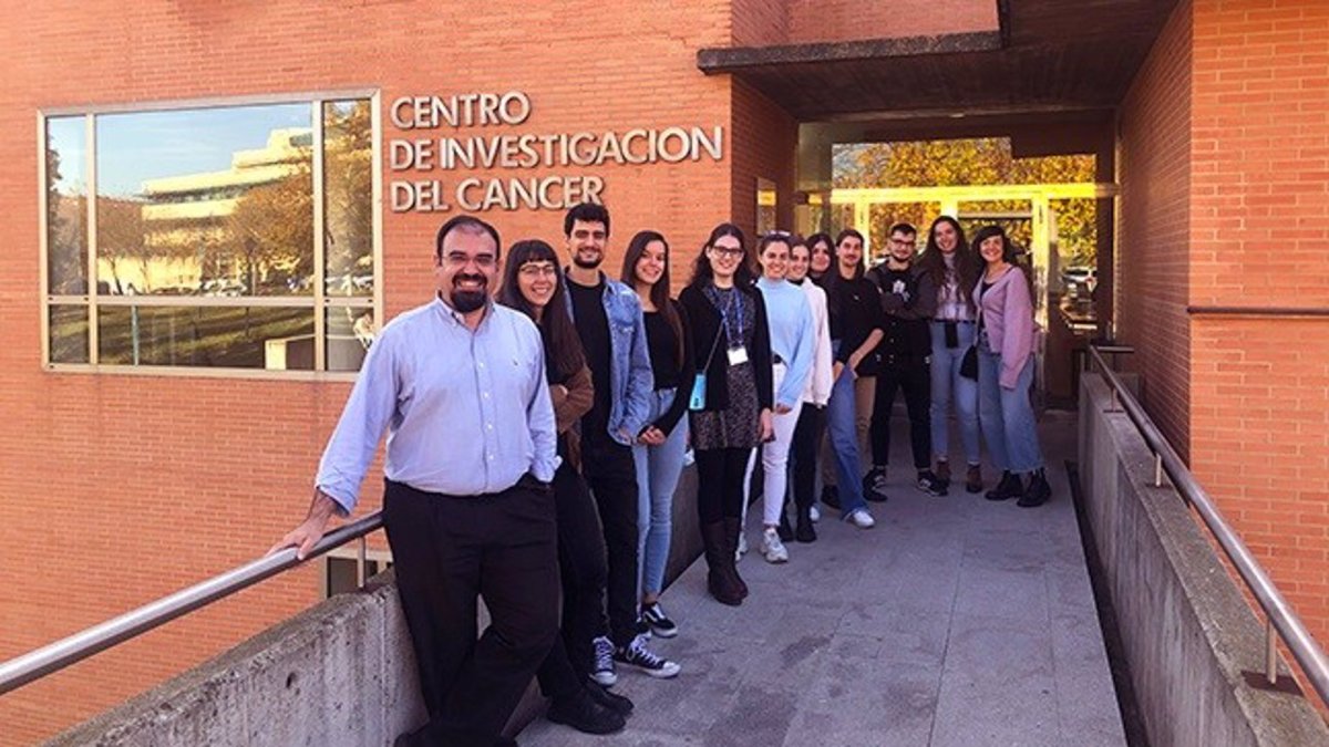 Los participantes en el estudio posan frente al Centro de Investigación del Cáncer de Salamanca.