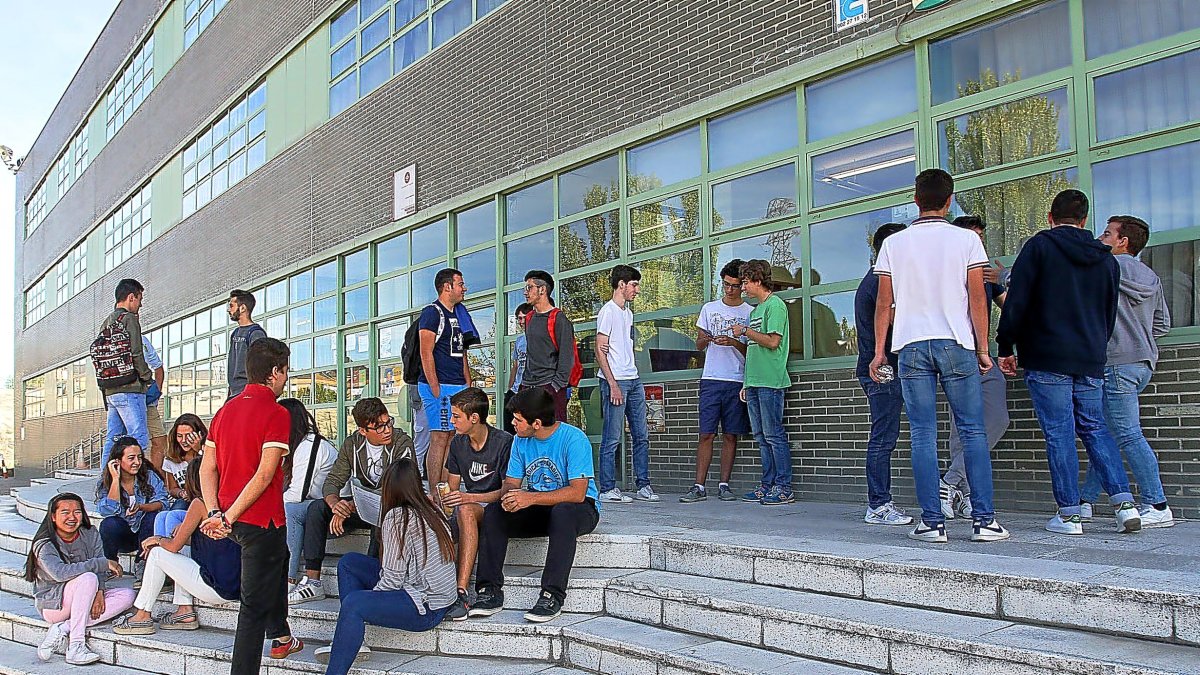 Un grupo de jóvenes de Castilla y León, una de las comunidades donde menos se emancipan. E.M.