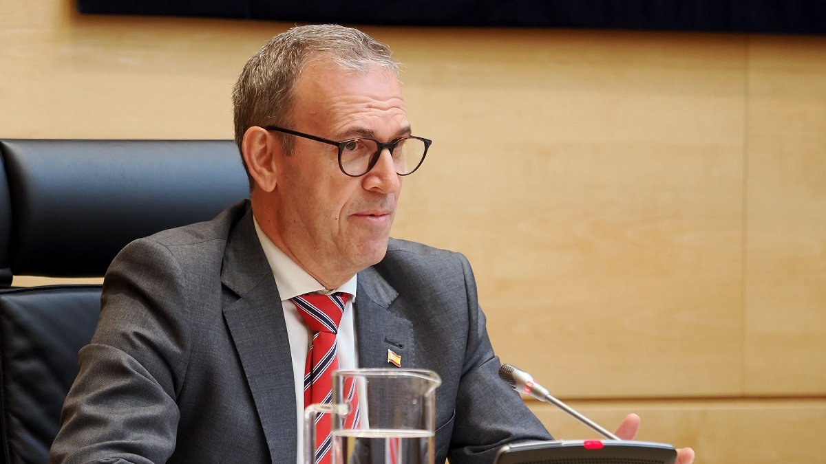 El consejero de Empleo, Mariano Veganzones, durante la Comisión de las Cortes.- ICAL