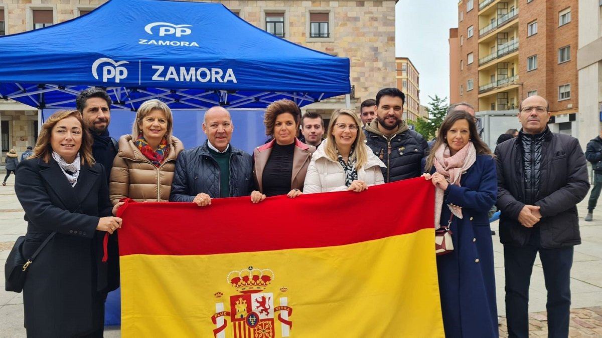 El presidente del Partido Popular de Zamora, José María Barrios, en la carpa informativa instalada en la plaza de la Constitución.- ICAL