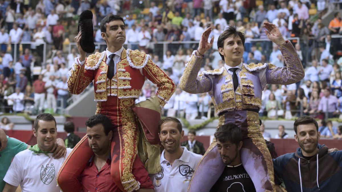 Miguel Ángel Perera y Roca Rey salen a hombros tras un festejo en Burgos. SANTI OTERO