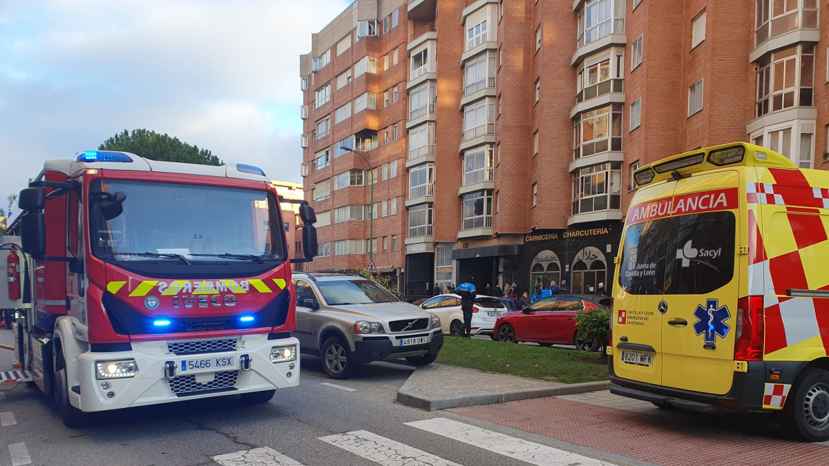 Bomberos y ambulancia, en el lugar del incendio en Burgos.-E. M.