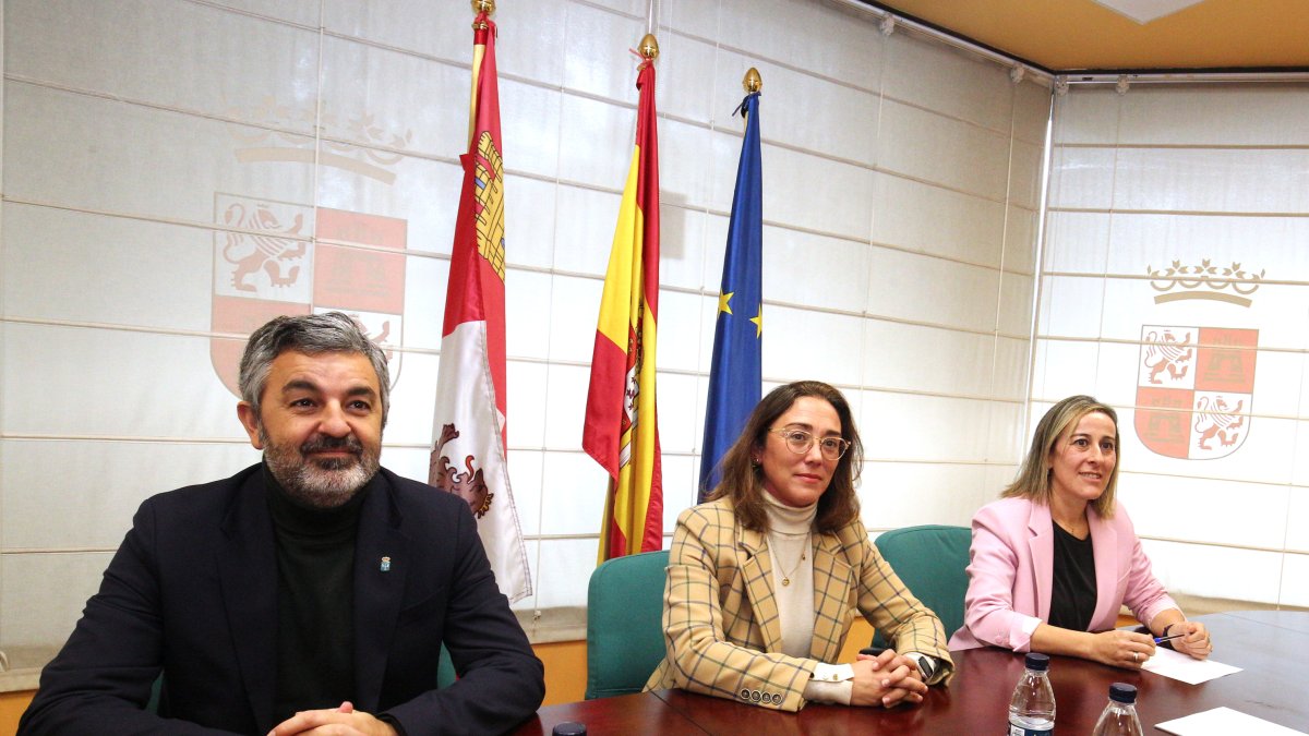 La consejera de Movilidad y Transformación Digital, María González Corral, mantiene una reunión de trabajo sobre el Corredor Atlántico Noroeste con sus homólogos de la Xunta, Ethel Vázquez, y el Principado de Asturias, Alejandro Calvo. ICAL
