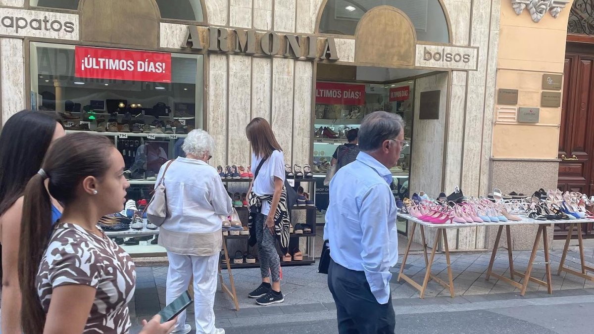 Un comercio de la calle Mantería de Valladolid durante el pasado mes de septiembre. / FECOSVA