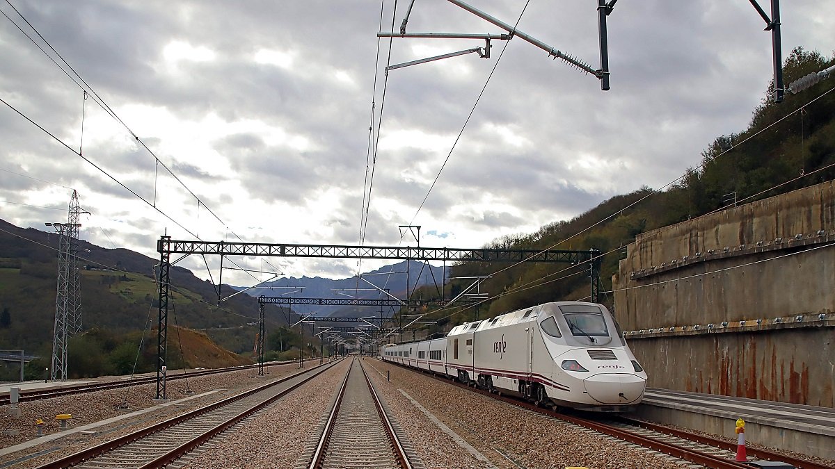 Circulación de un tren, imagen de archivo.- E.M.