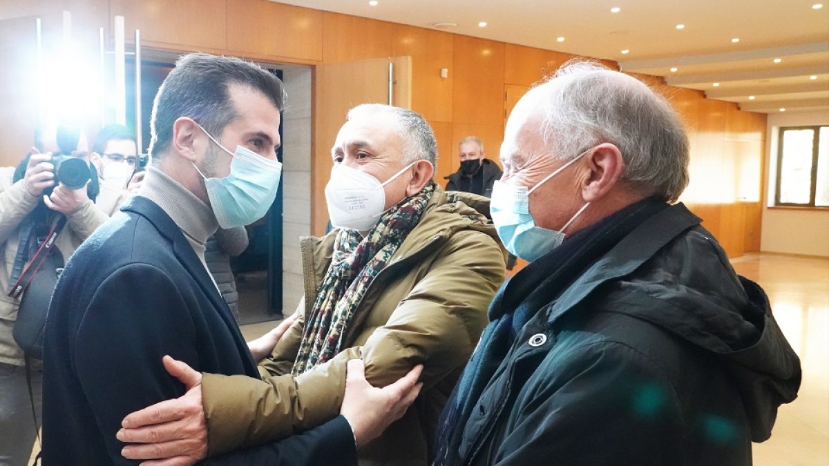 El candidato del PSOE a la presidencia de la Junta saluda a representantes de los sindicatos.- ICAL