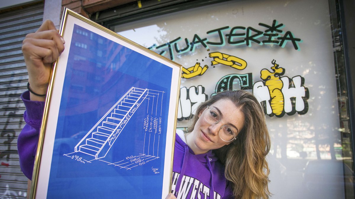 Ana Maes posa con la portada de su ‘Vol. 2’, en la ‘tatuajería’ de Jazulín de Ubrique, diseñador gráfico del trabajo.- TOMÁS ALONSO