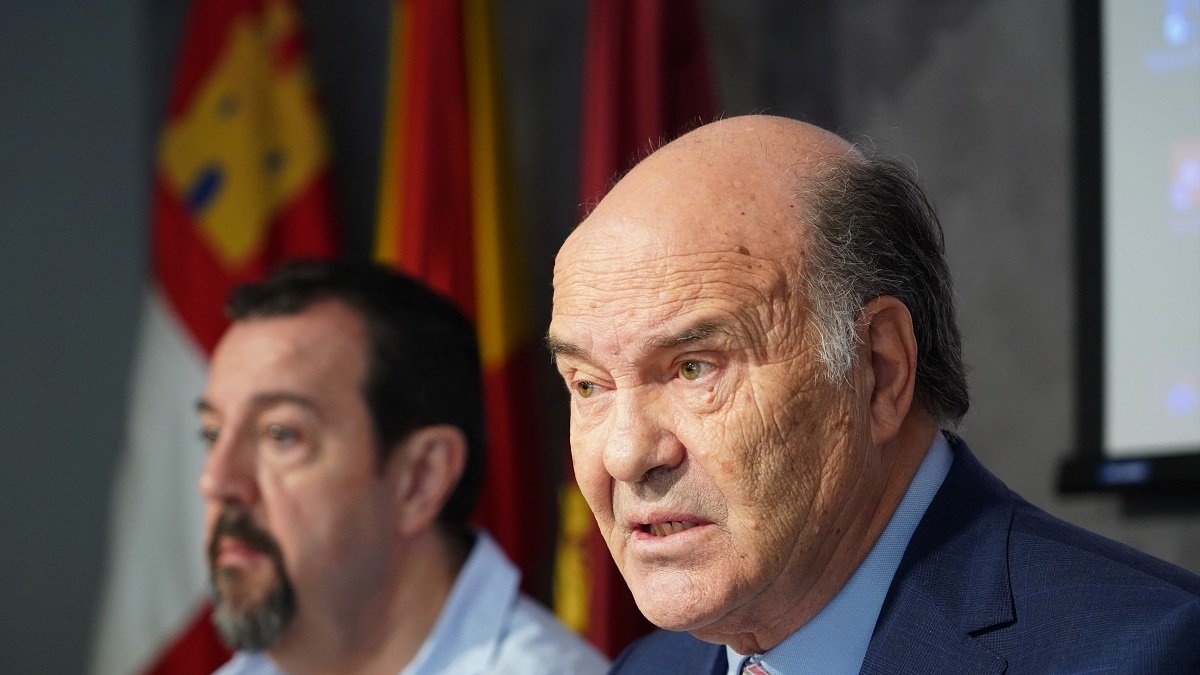 El presidente del Consejo de Colegios de Médicos de Castilla y León, José Luis Díaz Villarig, durante la rueda de prensa.- ICAL