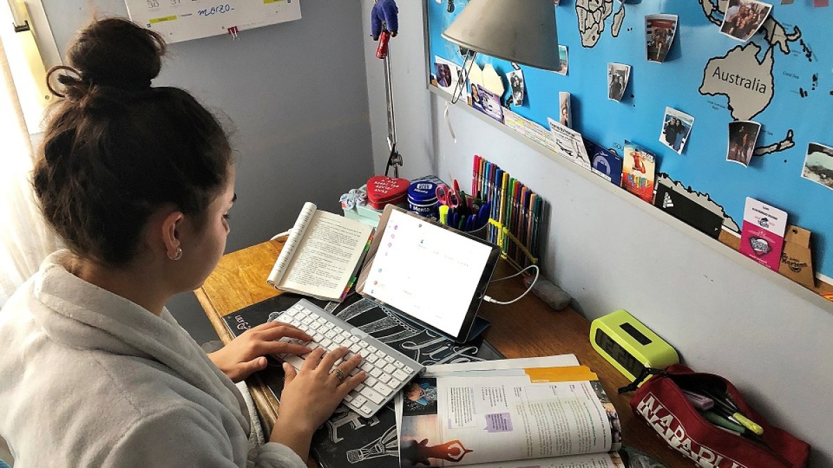 Una niña estudia en casa por el Estado de Alarma. Coronavirus
