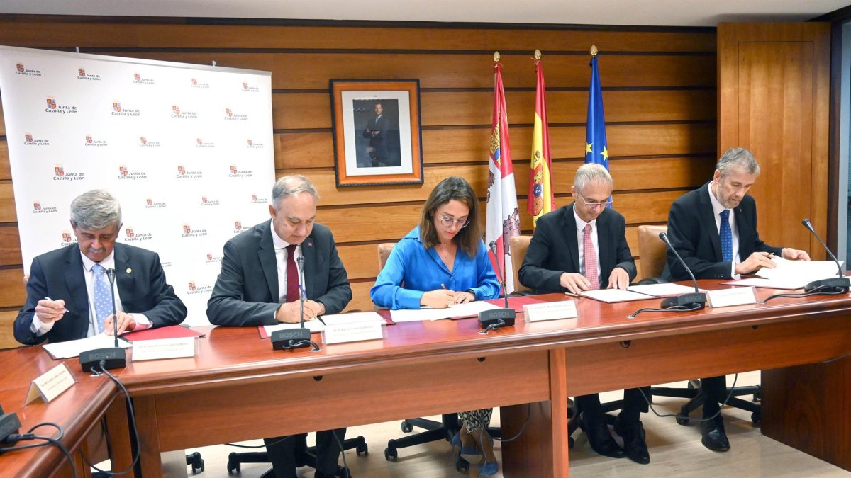 La consejera de Movilidad, María González Corral, y los rectores de las universidades de Burgos, León, Salamanca y Valladolid. E.P.