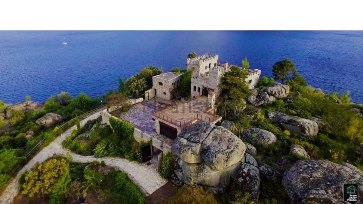 Vista del castillo amurallado de casi 1.000 metros cuadrados ubicado en la Isla de la Centinela en la provincia  de Ávila. IDEALISTA