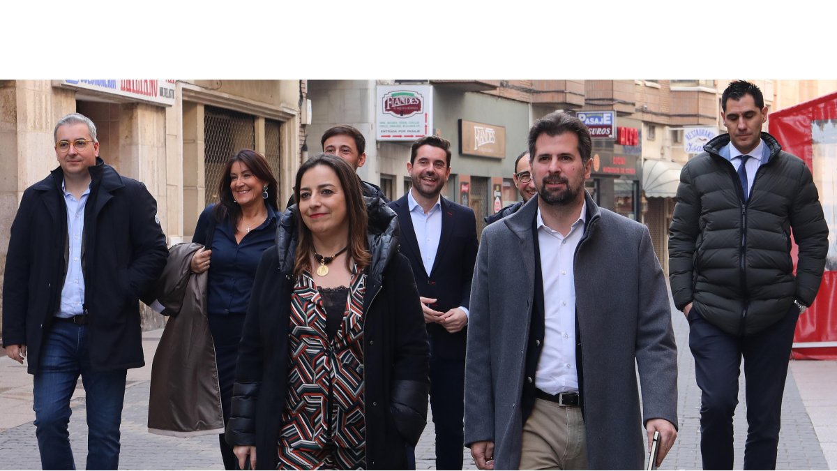 Miriam Andrés y Luis Tudanca, encabezan la comitiva socialista por las calles de Palencia.-ICAL