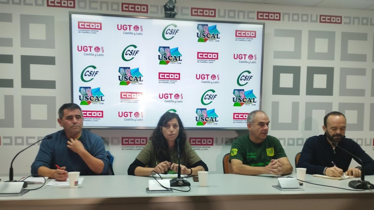 Sara Mateos, de CSIF, Francisco Comuñas, de UGT, Ricardo Fernández, de CCOO, y Esaú Escolar, de USCAL, amenazan con una huelga en el colectivo de agentes medioambientales - EUROPA PRESS