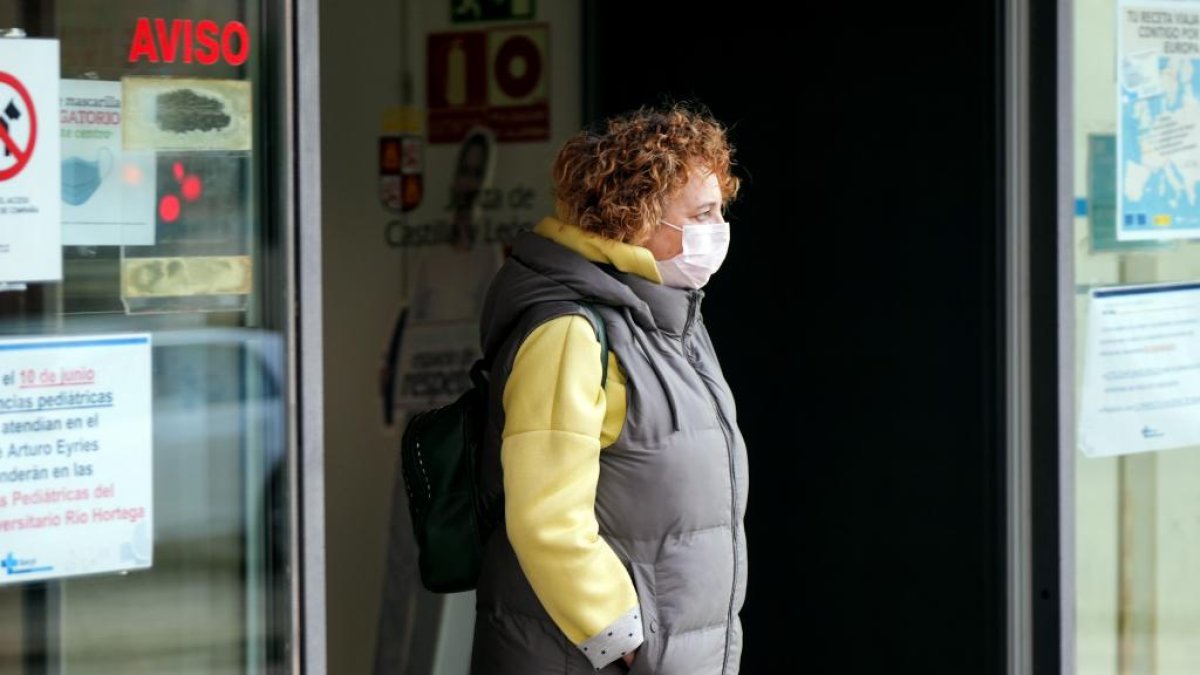 Una mujer sale con una mascarilla de un centro de salud en Castilla y León. PHOTOGENIC