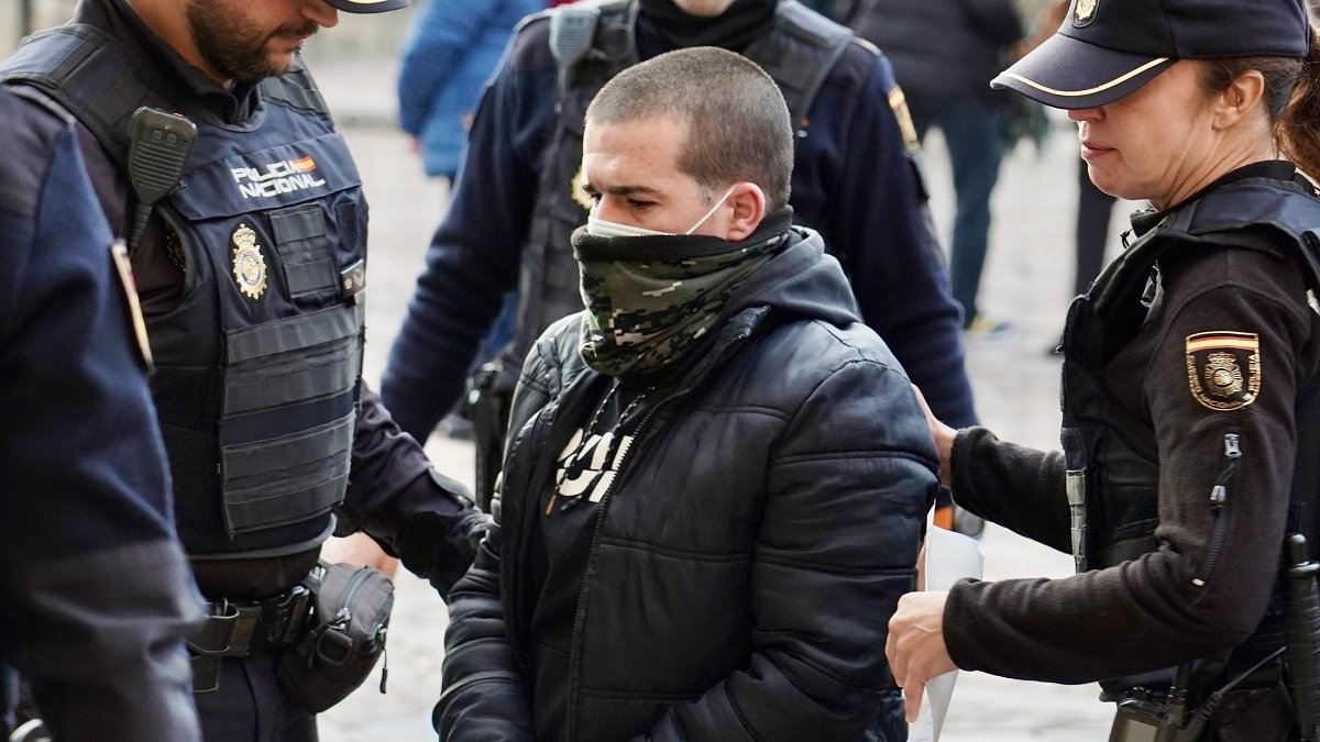 Lectura del veredicto del juicio contra un hombre acusado de un delito de asesinato por asestar varios golpes y puñaladas a otro varón en Ponferrada en 2021. -ICAL.