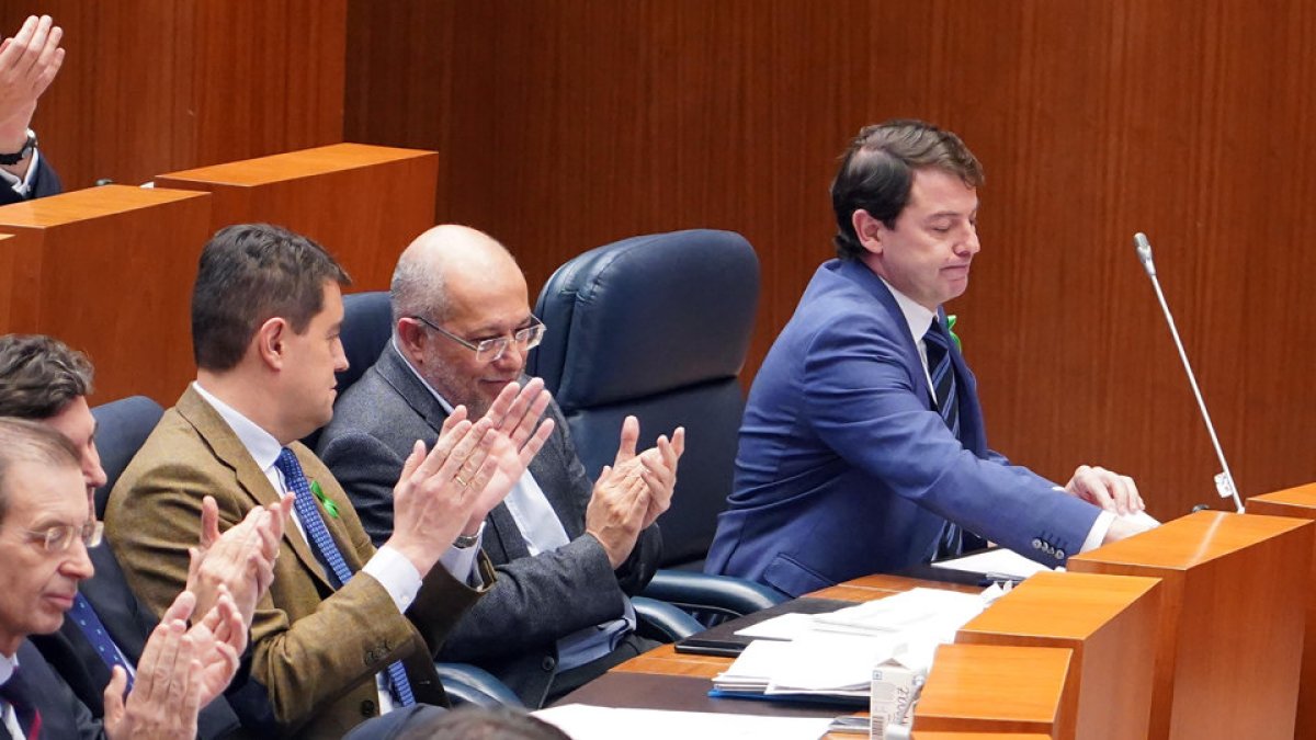 Aplausos a Mañueco tras su intervención en el Pleno. | ICAL