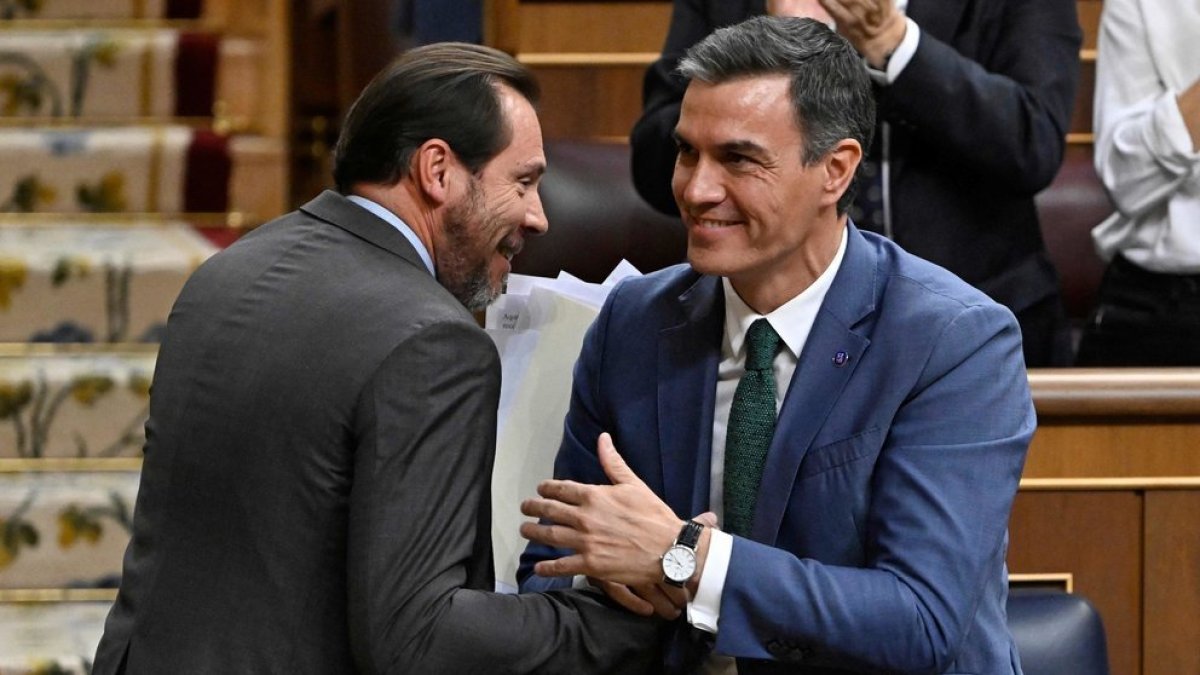 Óscar Puente y Pedro Sánchez, en una imagen de archivo, durante la investidura fallida de Alberto Núñez Feijóo. -JAVIER SORIANO.