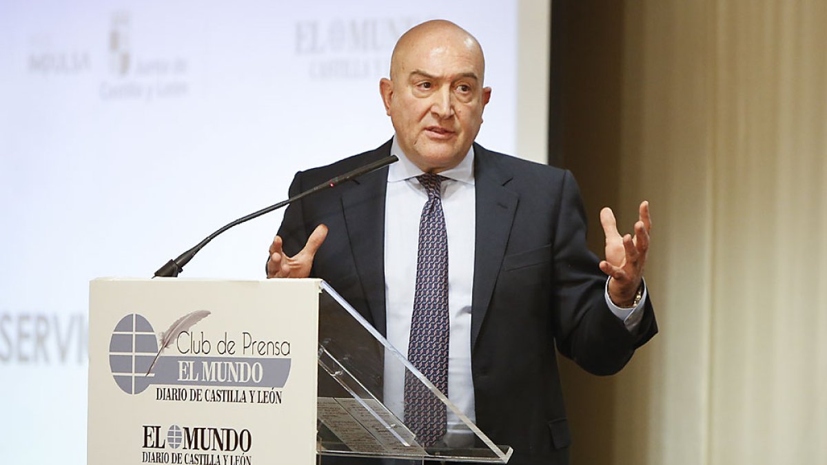 El consejero de la Presidencia, Jesús Julio Carnero, durante su intervención en el Club de Prensa de EL MUNDO. J. M. LOSTAU